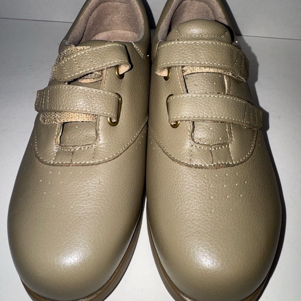 DREW SHOES WOMEN'S SZ 6.5W PARADISE WALKING SNEAKER BROWN FAUX LEATHER ROUND TOE